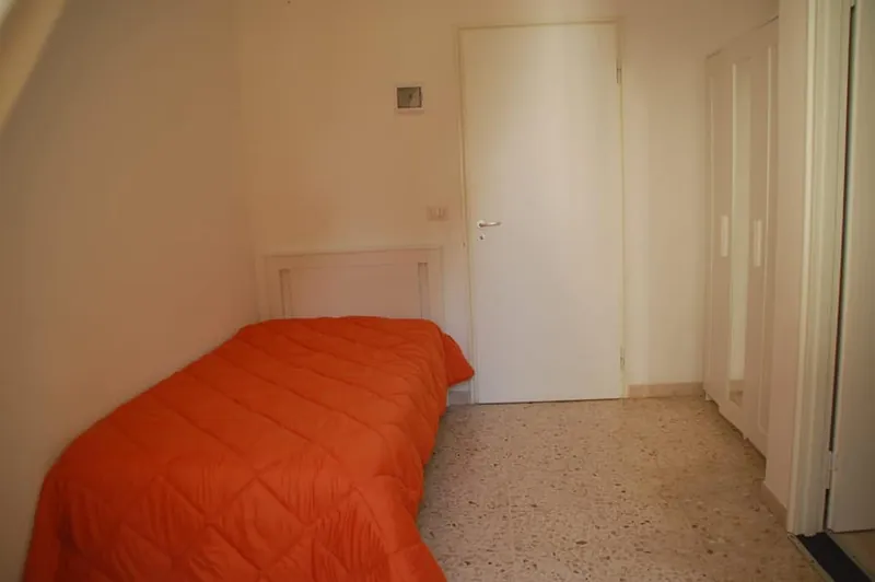 Camera con copriletto arancione