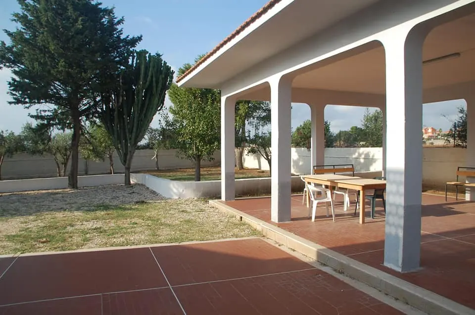 Il portico di Villa Felice con tavoli all'aperto