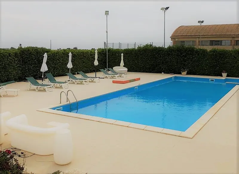 Piscina con lettini e ombrelloni