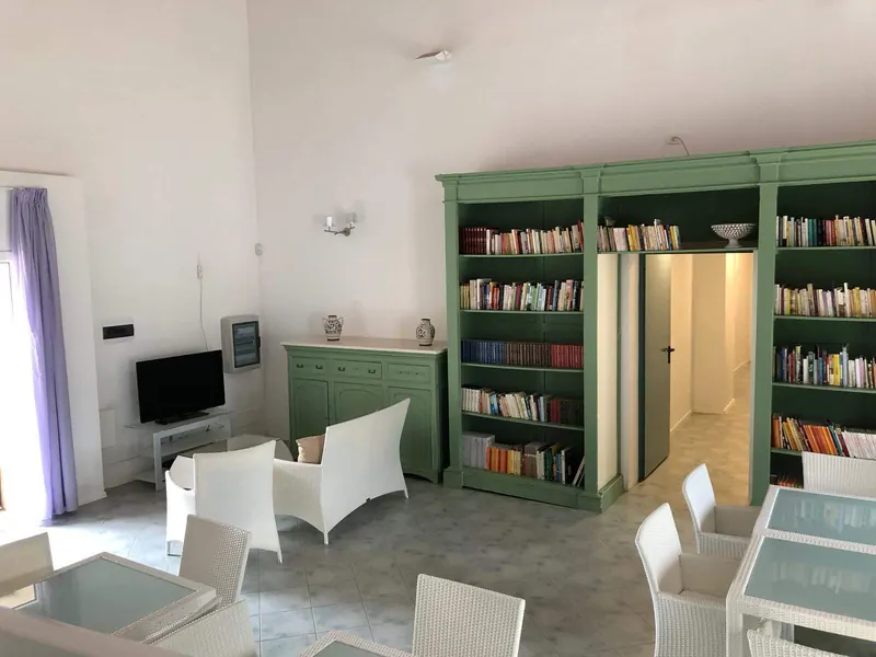 Angolo della sala comune con libreria