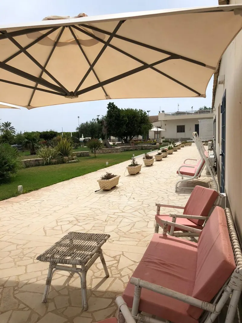 Terrazza con sedute e ombrellone